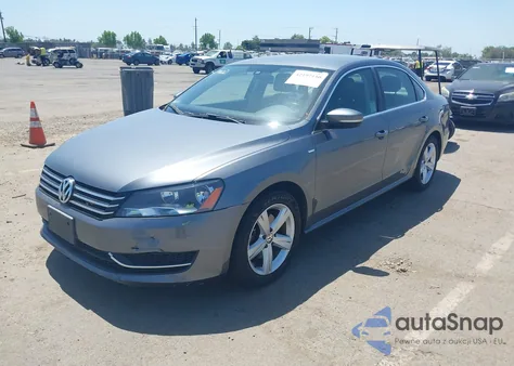 2014 Volkswagen Passat 1.8T Wolfsburg Edition z USA, uszkodzony, nr VIN 1VWAT7A30EC025433